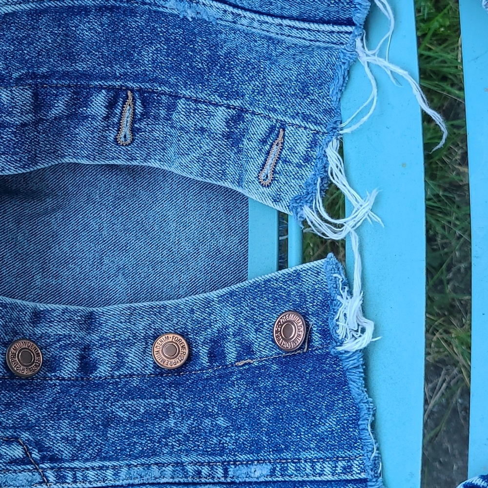 FOREVER 21 distressed, cropped acid wash jean jacket. S - Picture 5 of 7